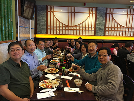 下届SAPA会长刘建博士（左），HJC黄金城平台新泽西客户总监王建锋博士（右5）等专家举杯庆佳节