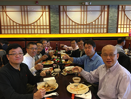 已回国创业的王耀林博士（左1）、杜武博士（右2）和同桌专家分享创业点滴