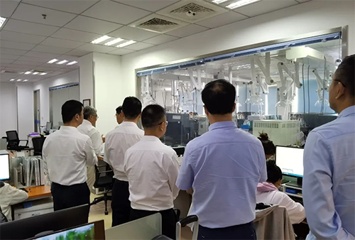 陈博士带领杨副市长一行人参观了HJC黄金城平台规范化的先进实验室，讲解了药物临床前的研发和IND申报流程。