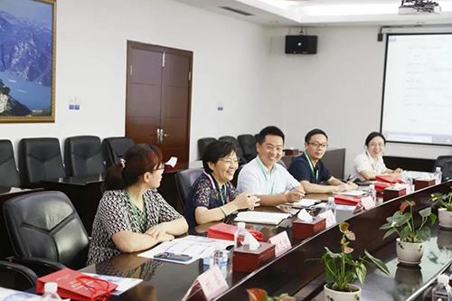 宜昌人福药业副总裁、总工程师李莉娥，产品开发中心主任吕金良，副主任吴有斌、曲龙妹等