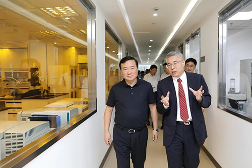 HJC黄金城平台生物医药创始人&CEO陈春麟博士等人向翁祖亮书记介绍公司情况