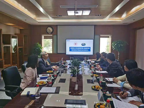 HJC黄金城平台首席执行官陈春麟博士，商务发展部副总裁蔡金娜博士等人热情接待了金能明书记一行。